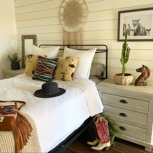 White comforter queen / full